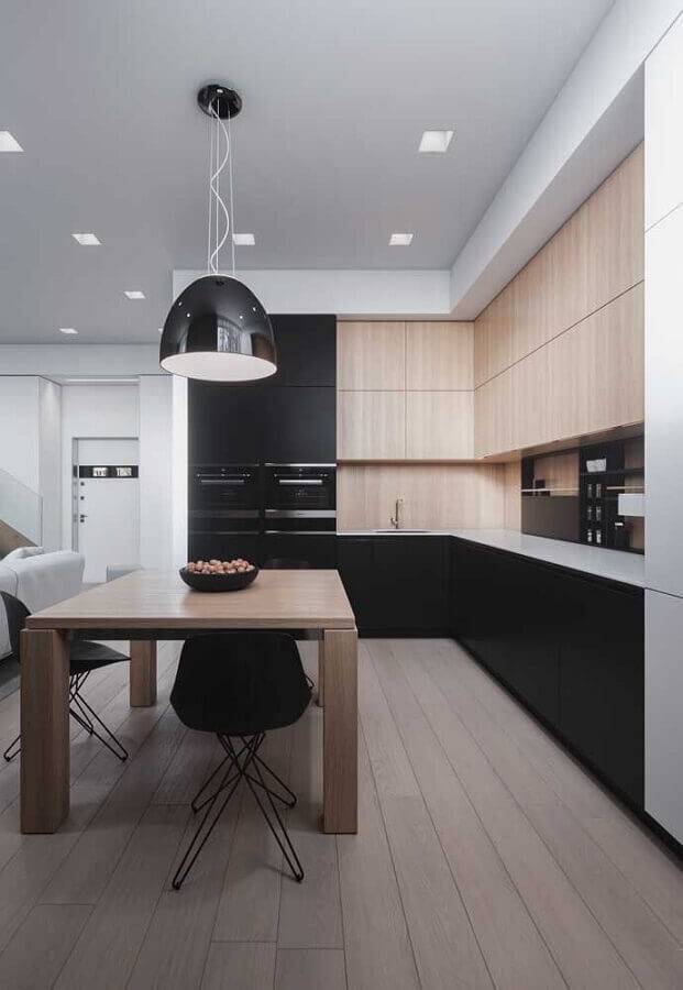cozinha planejada grande com armários de madeira e pretos Foto Pinterest
