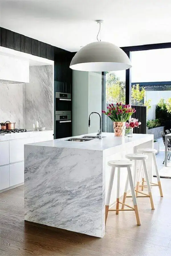 cozinha sofisticada decorada com ilha de mármore branco Foto Papo de Design
