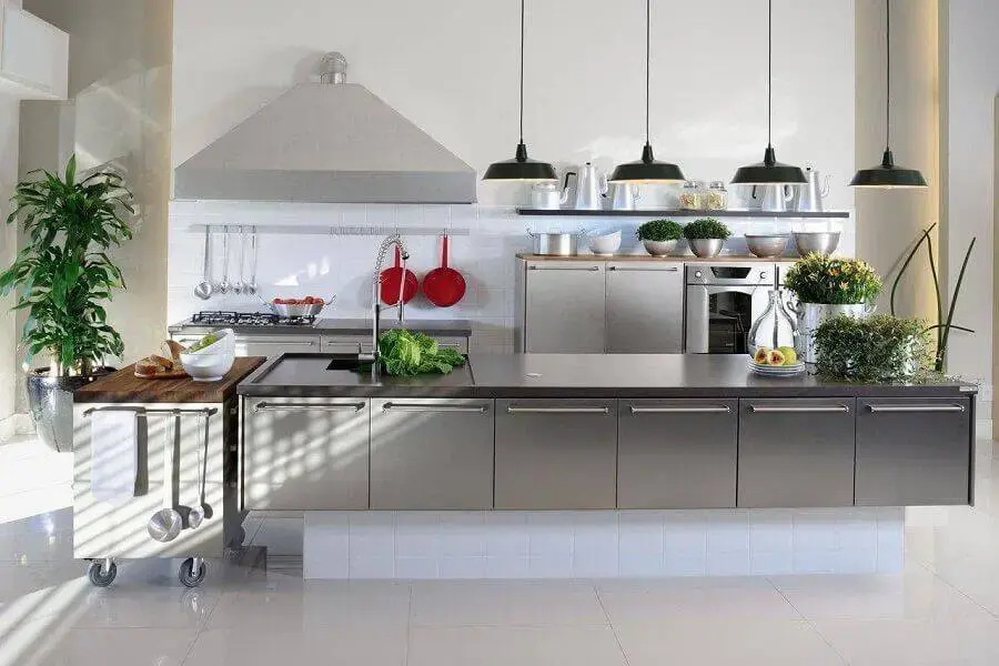 cozinhas modernas com ilha com armários de inox Foto Webcomunica