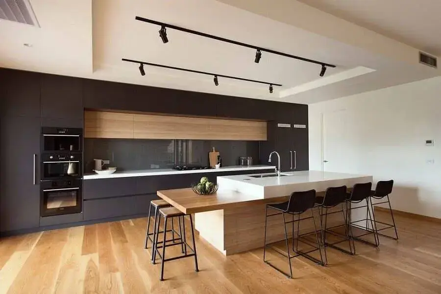 cozinhas modernas com ilha e armários planejados com acabamento fosco preto Foto HappyModern