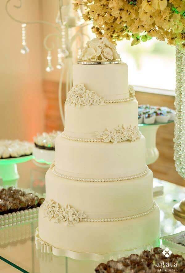 Modelo de bolo fake casamento com várias camadas