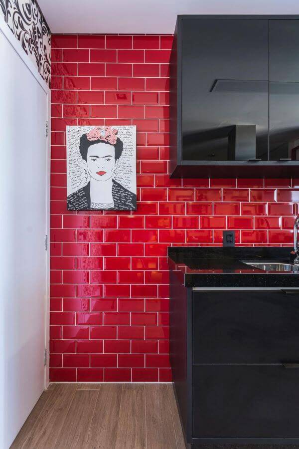 Cozinha vermelha e preta com quadro da frida