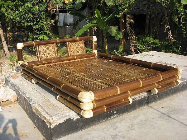 O artesanato com bambu serviu de matéria-prima para a criação dessa cama ao ar livre