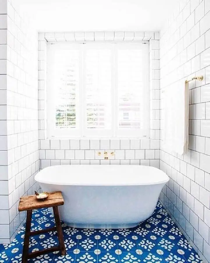 decoração banheiro azul e branco com piso antigo Foto So Decor