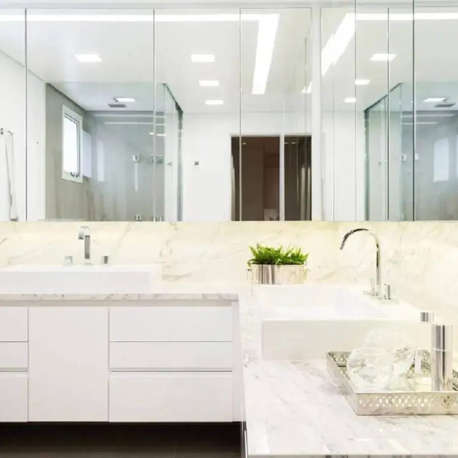 decoração clean para banheiro com bancada de mármore branco Foto Carolina Gava Arquitetura