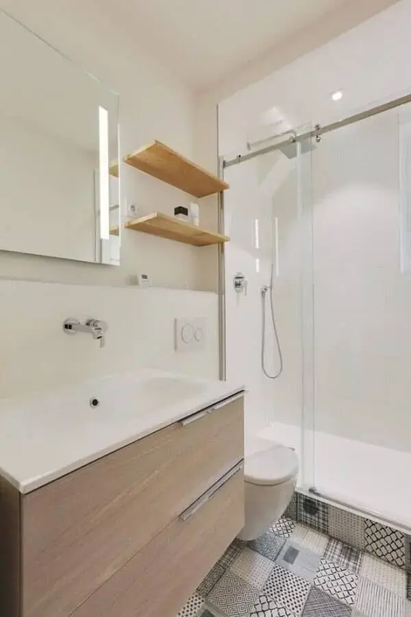 decoração clean para banheiro pequeno planejado com prateleiras e gabinete de madeira Foto JYS Design
