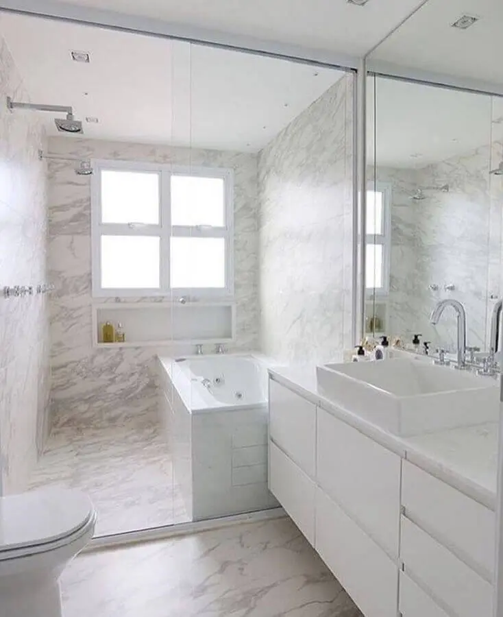 decoração clean para banheiro todo branco com banheira Foto GF Projetos
