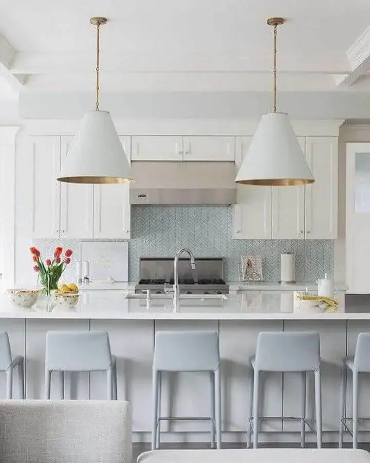 decoração clean para cozinha com ilha e pendentes brancos com acabamento dourado Foto Adriana Scartaris