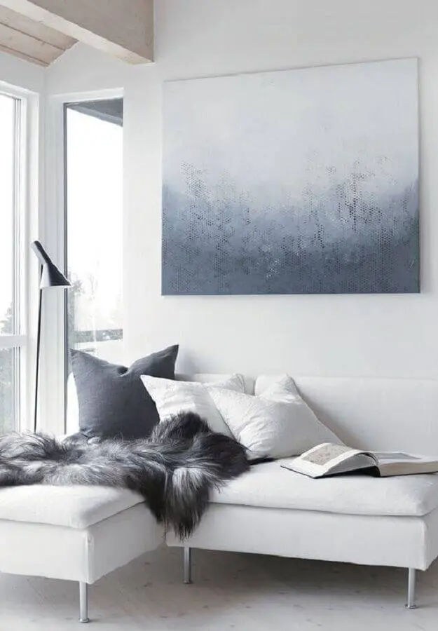 decoração clean para sala branca e cinza com sofá pequeno sem braço Foto Pinterest