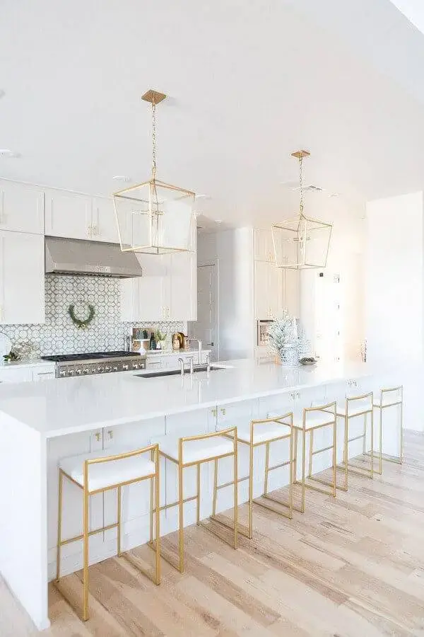 decoração clássica e sofisticada para cozinha com ilha planejada toda branca com detalhes em dourado Foto Pinterest