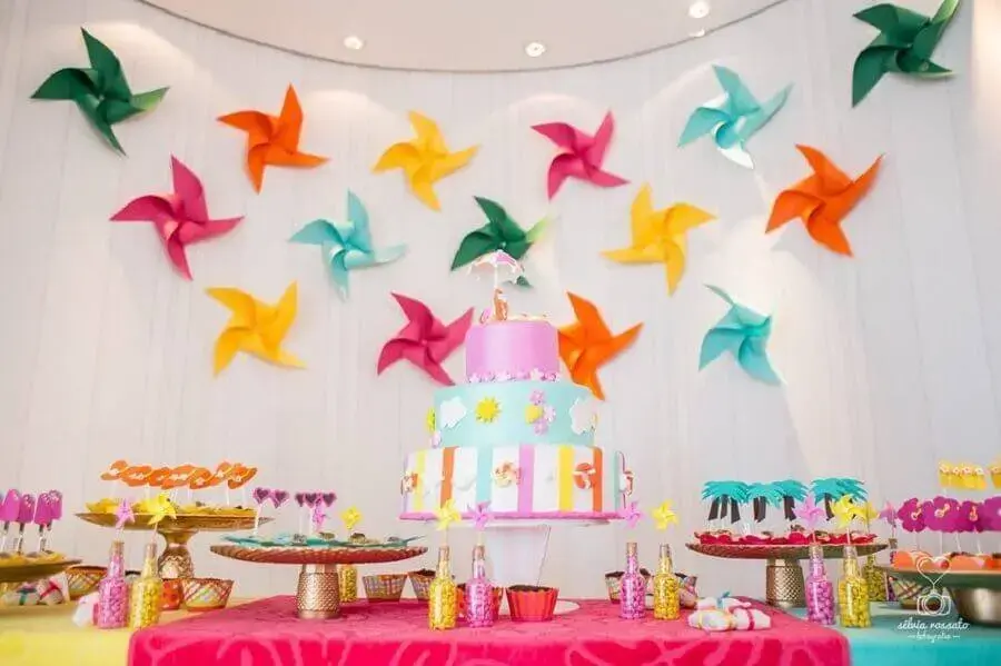 decoração colorida para mesa de aniversário com tema catavento Foto Silvia Rossato