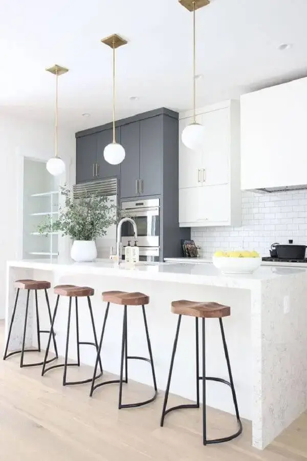 decoração com armários brancos e cinza para cozinha com ilha central Foto Pinterest
