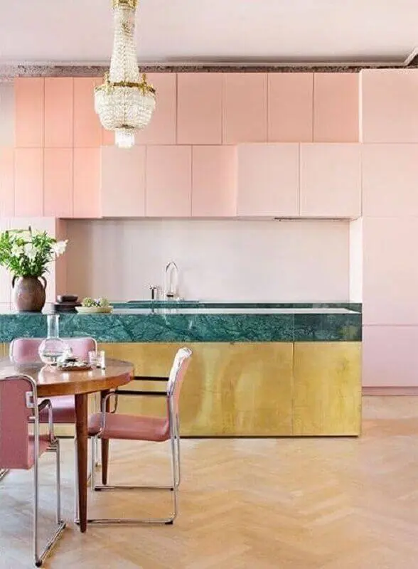 decoração com armários planejados rosa e bancada verde para cozinha conceito aberto com ilha Foto The Nordroom