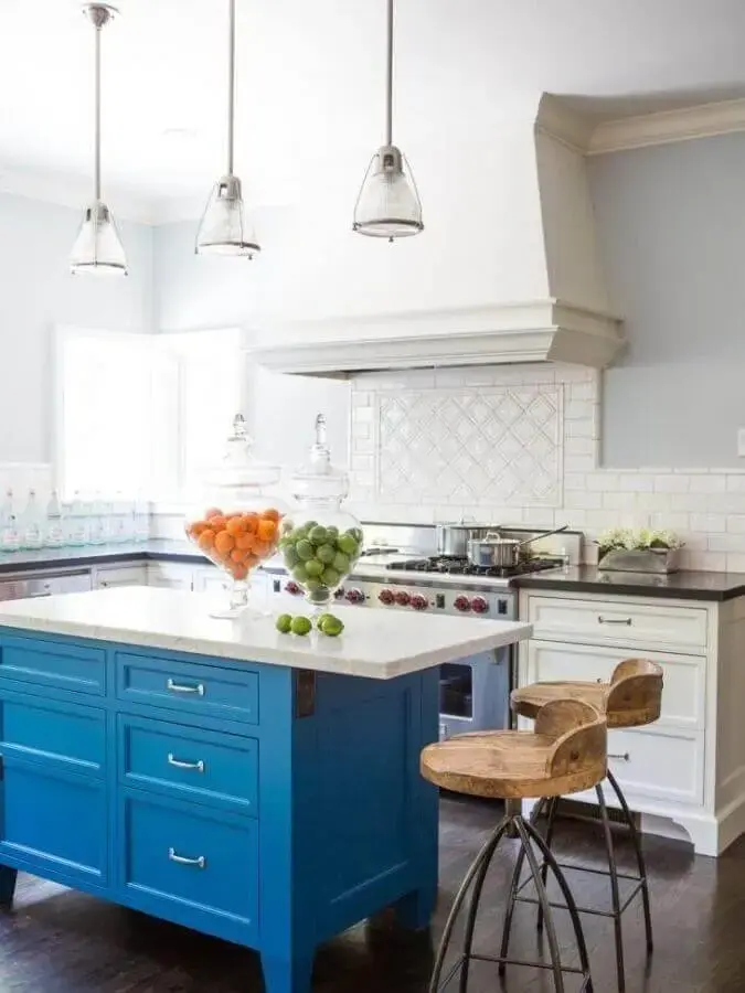 decoração com estilo clássico para cozinha com ilha azul Foto Susan Manrão