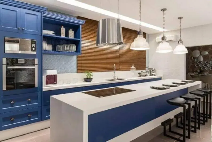decoração cozinha com ilha central planejada azul e branco Foto Finat Moveis Ind Com Ltda