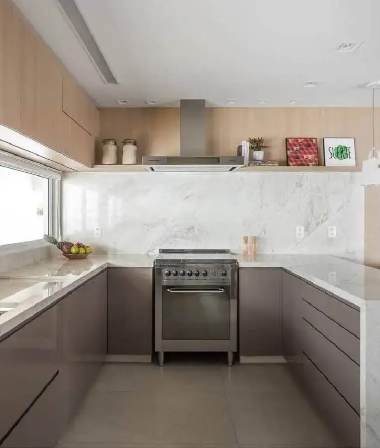 decoração cozinha planejada com bancada de mármore branco e armários cinza Foto Motiv Arquitetura
