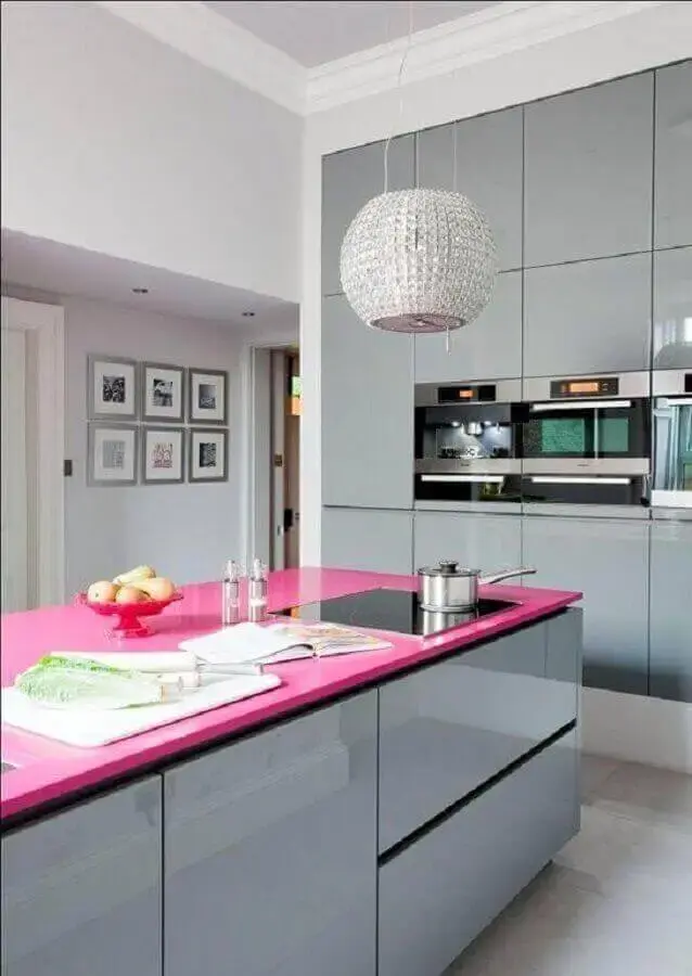 decoração cozinha planejada moderna toda cinza com ilha cor de rosa Foto My Decorative