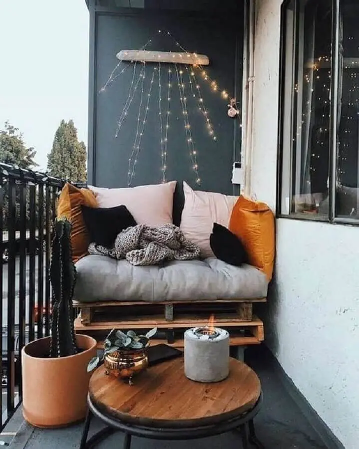 decoração de varanda pequena com mesa de apoio redonda Foto Pinterest