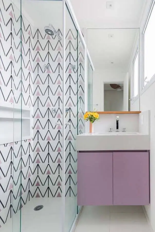 decoração delicada para banheiro pequeno planejado com gabinete lilás Foto Pinterest