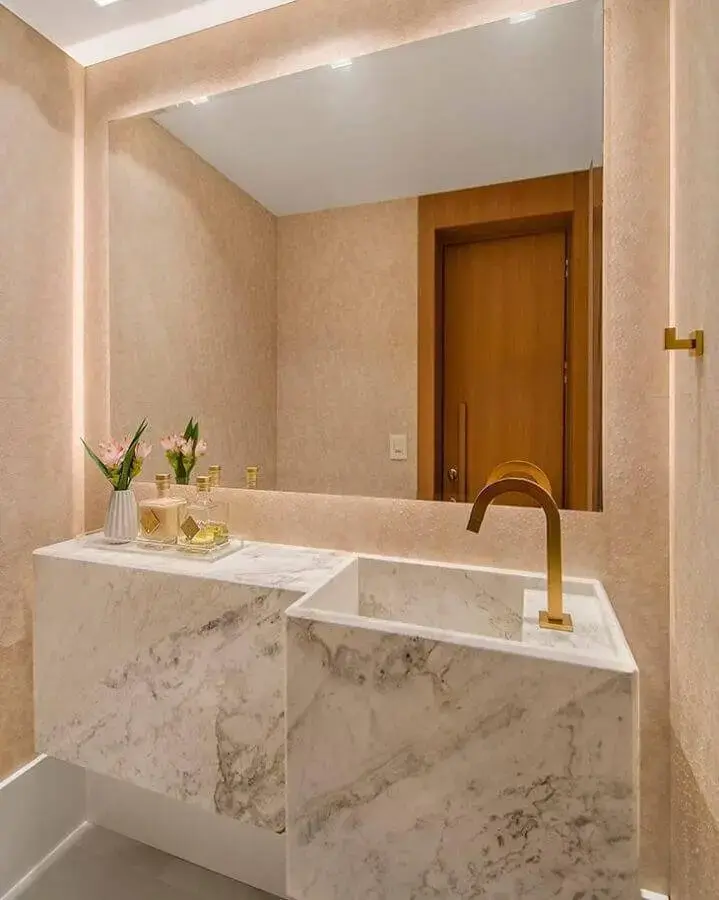 decoração em tons neutros para banheiro com bancada de mármore branco Foto Bedecker + Sperb Arquitetura