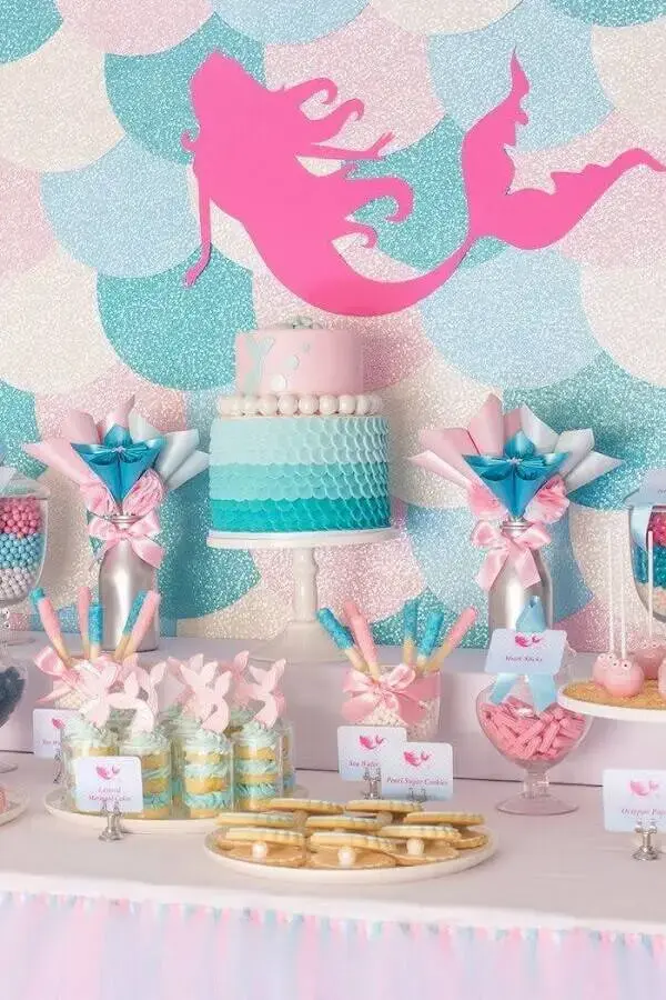 decoração mesa de festa de aniversário com tema sereia Foto O Cantinho da Nati