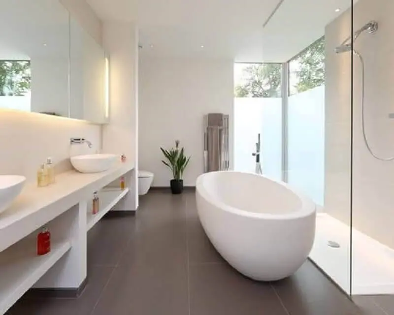 decoração minimalista para banheiro branco com banheira Foto Pinterest
