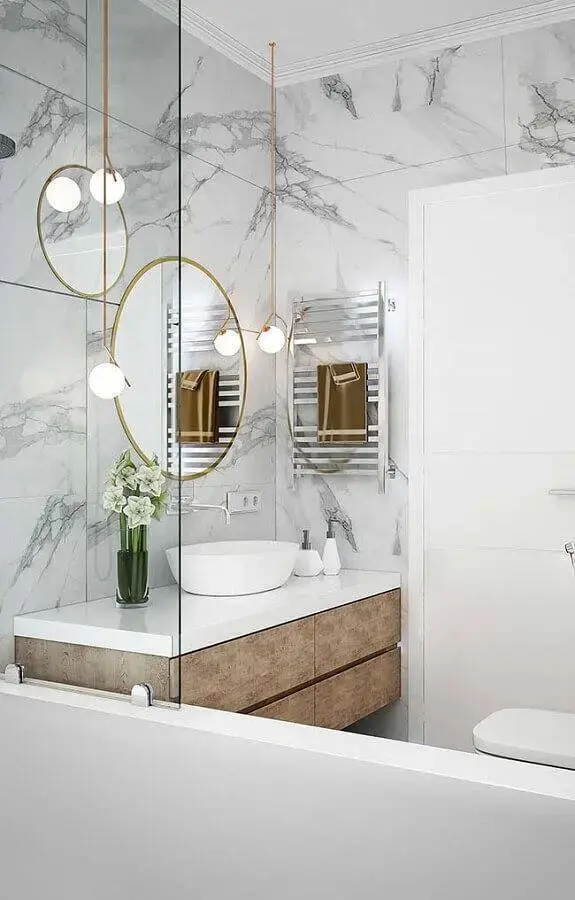 decoração minimalista para banheiro com mármore branco Carrara e detalhes dourados Foto Transforme sua Casa