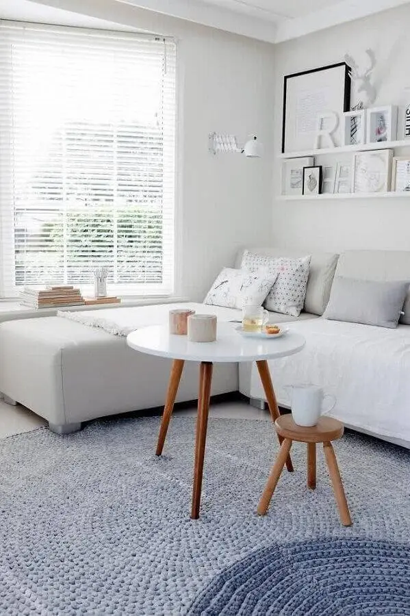 decoração minimalista para sala com mesa de apoio redonda Foto Archzine