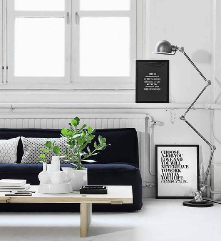 decoração minimalista para sala com sofá sem braço Foto Romy’s Daily
