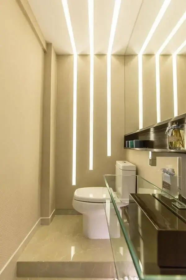 decoração moderna para banheiro pequeno planejado com iluminação embutida Foto Andrea Fonseca