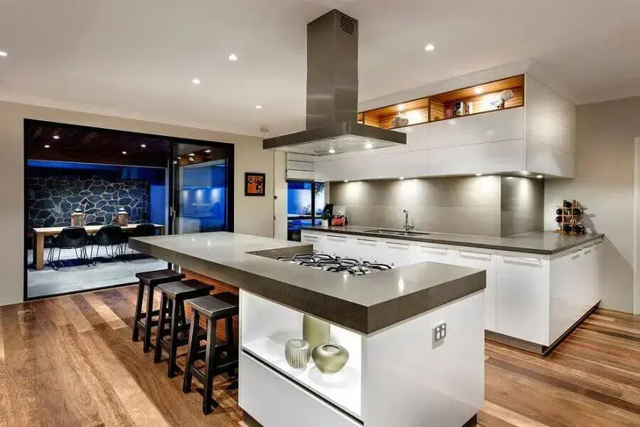 decoração moderna para cozinha com ilha central e cooktop Foto Decore News Arquitetura