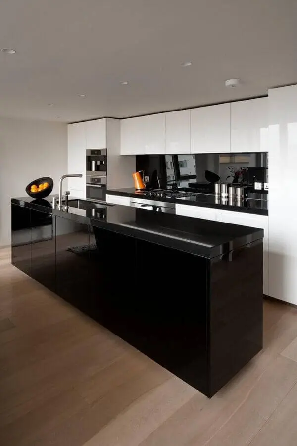 decoração moderna para cozinha conceito aberto com ilha preta e armários brancos planejados Foto InDizajn