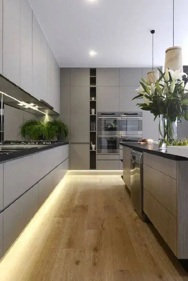 decoração moderna para cozinha grande com iluminação de led e armários cinza Foto Revista VD