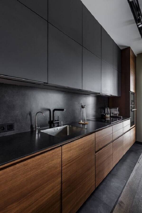 decoração moderna para cozinha grande preta e com armário inferior de madeira Foto Revista VD