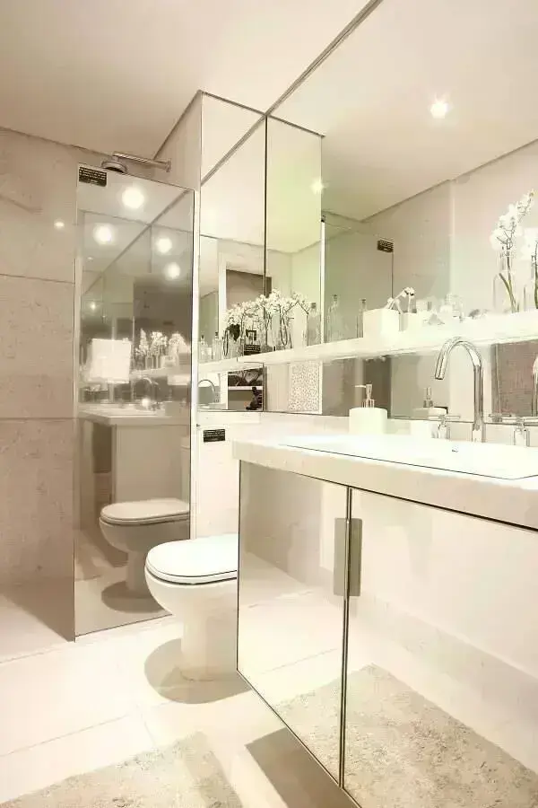 decoração para banheiro pequeno planejado com gabinete espelhado Foto Marel - Grupo Factory