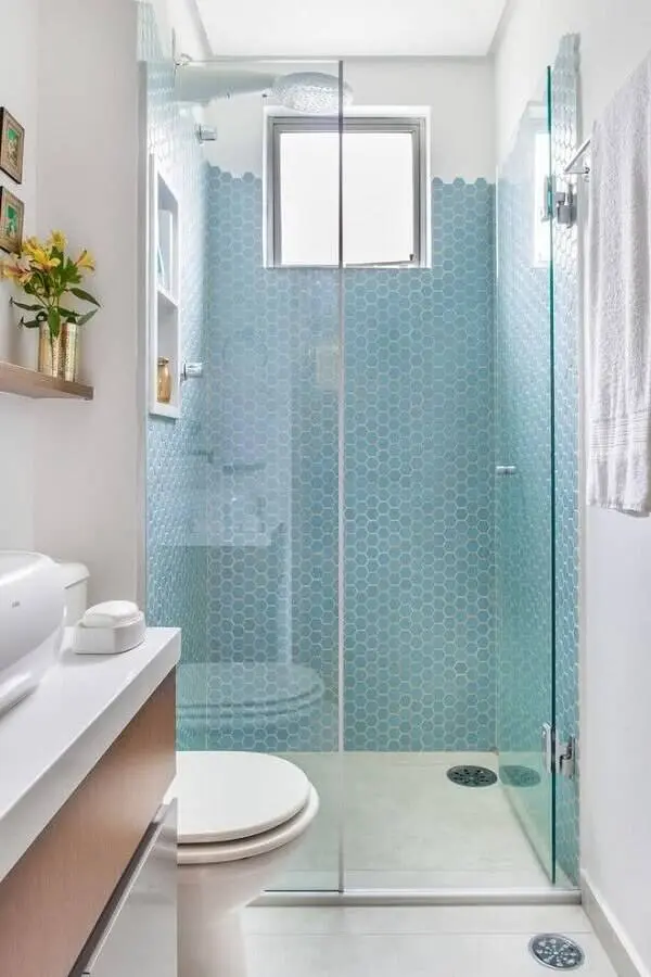 decoração para banheiro pequeno planejado com pastilhas hexagonais azuis Foto Revista VD