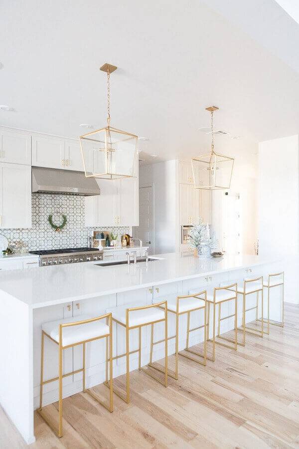 decoração para cozinha completa grande toda branca com banquetas e luminárias com acabamento dourado Foto Pinterest