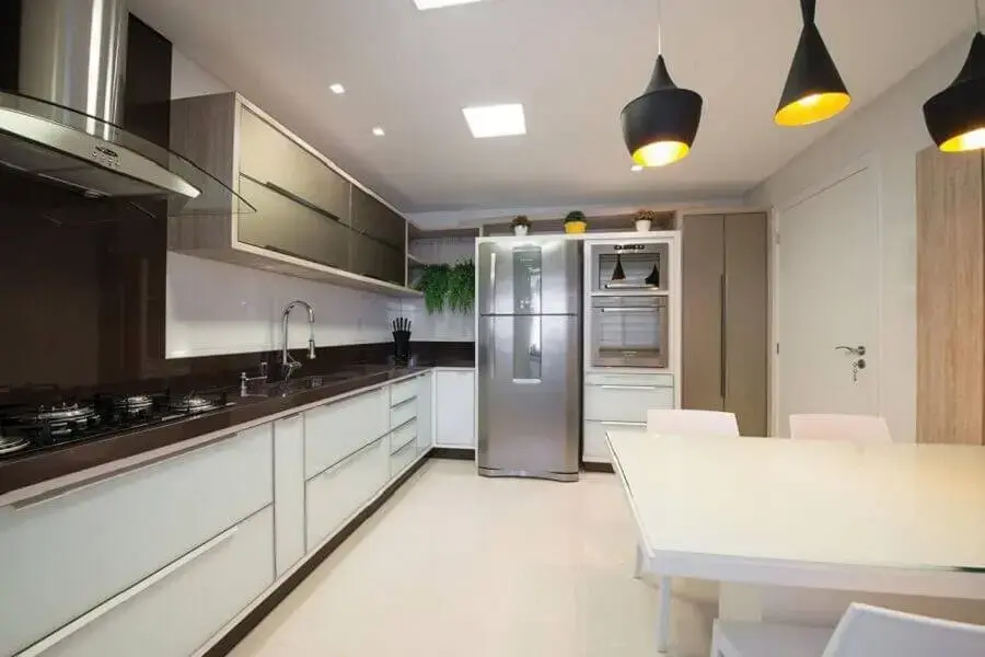 decoração para cozinha grande com bancada de madeira e pendente preto Foto Actual Design
