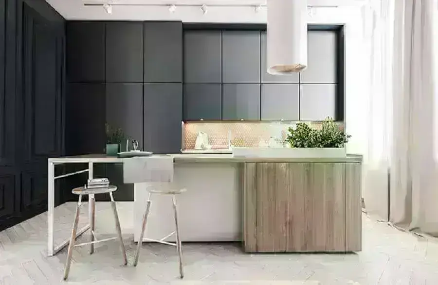decoração para cozinha planejada com armários pretos e ilha branca com detalhes em madeira Foto Tecniconstroi