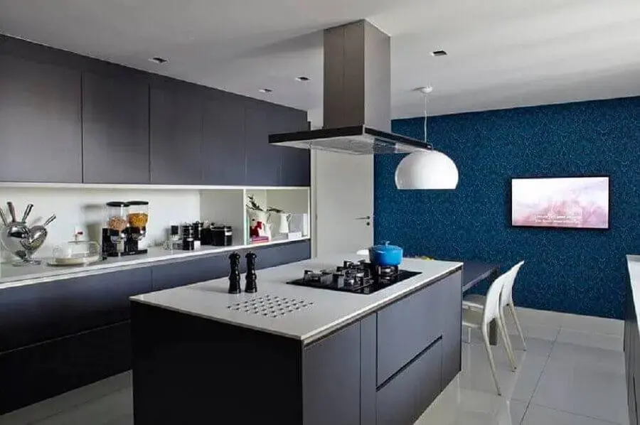 decoração para cozinhas modernas com ilha com armários pretos com acabamento fosco Foto Total Construção