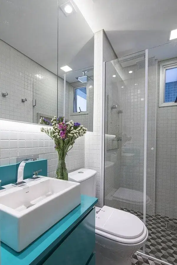 decoração simples para banheiro pequeno planejado azul e branco Foto Clarice Semerene