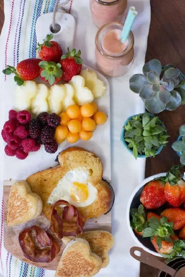 decoração simples para mesa de café da manhã com frutas Foto Danielle Noce
