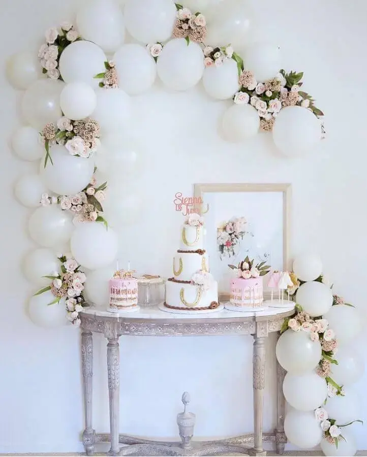 delicada decorada para mesa de aniversário com balões brancos e rosas Foto Imagens e moldes
