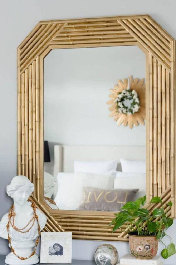 A moldura do espelho recebeu um acabamento especial por meio do artesanato feito com bambu