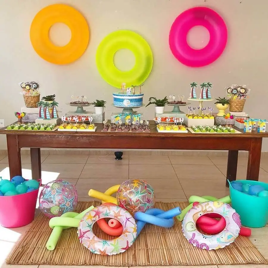 festa na piscina com mesa de aniversário decorada Foto Thais Amorim