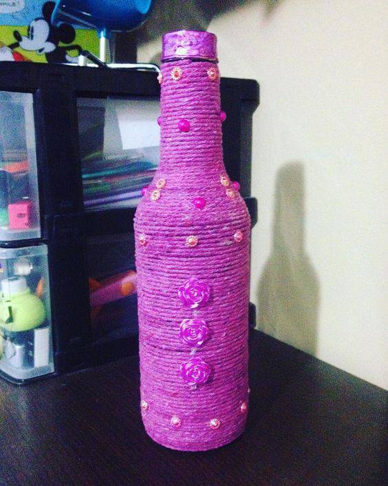 garrafas decoradas com barbante - garrafa com barbante roxo chamativo 