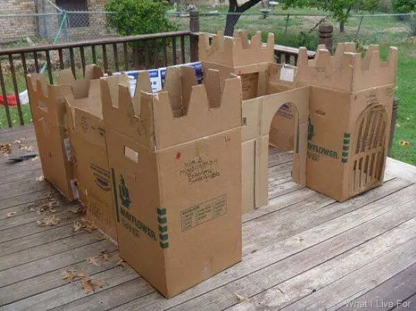 Estruture um castelo a partir da união de várias caixas de papelão