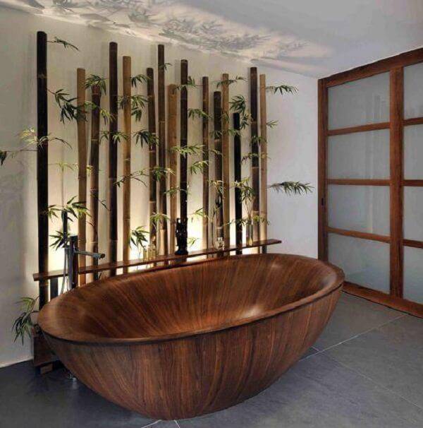 Artesanato de bambu decora a área do banheiro