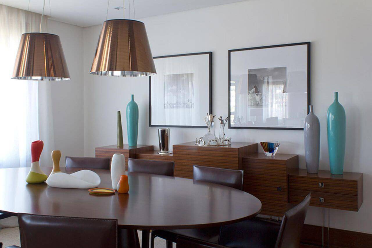 lustres modernos - sala de jantar com mesa de jantar ampla e lustre