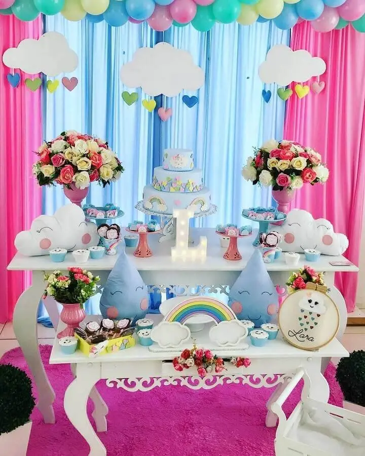 mesa de aniversário decorada com tema chuva de amor Foto Pinterest